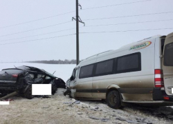 Один человек погиб и шестеро пострадали в ДТП с участием иномарки и микроавтобуса на Ставрополье