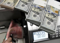 На Ставрополье банки продают евро за 104 рубля, доллар — за 96