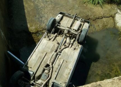 Упавший в реку автомобиль убил девушку