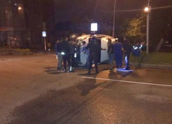 Машина "скорой помощи" перевернулась от столкновения с "Вестой" в Ставрополе