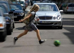 В Пятигорске девочка выбежала на дорогу за мячом и попала под колёса 