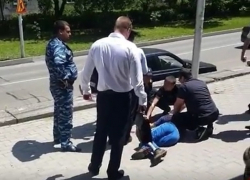 Стрелявшие в сбежавшего заключенного конвоиры ранили юношу и девочку в Ставрополе