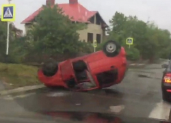 Перевернувшийся в центре Ставрополя красный "Матиз" с московскими номерами попал на видео