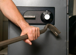 Рабочий при ремонте обменял деньги из сейфа хозяйки на билеты из "банка приколов"