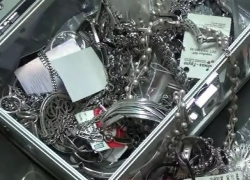 Алчная похитительница украла у матери бойфренда золота на полмиллиона рублей на Ставрополье и попала на видео