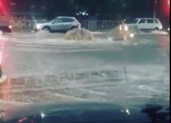 Бурлящий гейзер на перекрестке возмутил очевидцев в Ставрополе и попал на видео
