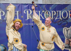 Мировой рекорд в Кисловодске: акробат согнул 10 сковородок за 37 секунд