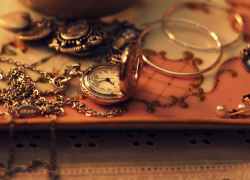 Домработница похитила у хозяйки золотые изделия