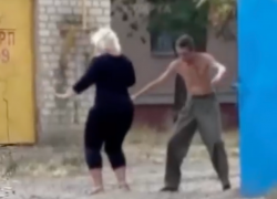 Блондинка в теле и худощавый мужчина устроили жаркие пляски, заставив ставропольцев поломать голову