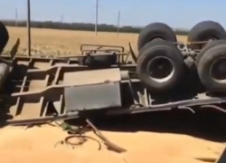 Многотонная фура с песком перевернулась на трассе под Невинномысском 