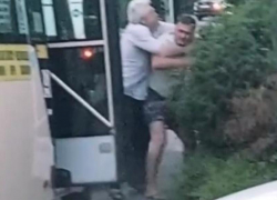 В Ставрополе маршрутчики не поделили дорогу. Один из них в больнице