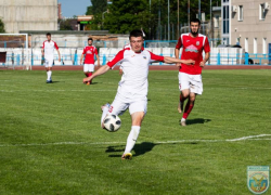 На южном футбольном фронте — снова двоевластие: оба претендента на повышение в классе набрали по 74 очка