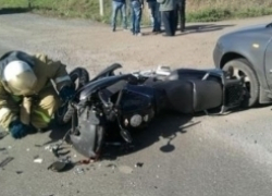 На улице Доваторцев Ставрополя легковой автомобиль сбил мотоциклиста