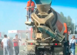 Водитель бетономешалки помог потушить легковушку после жёсткого ДТП в Ставрополе