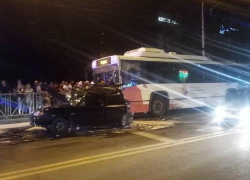 Машина скорой помощи и троллейбус столкнулись в Ставрополе