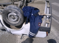 Пьяный водитель в форме полицейского врезался в столб и перевернулся