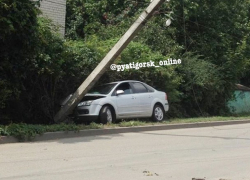 Из-за врезавшейся в столб женщины за рулем иномарки перекрыли движение в Пятигорске 