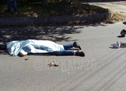 Мотоциклист попал под колеса микроавтобуса в Пятигорске 