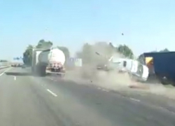 Страшный таран маршрутки с людьми многотонной фурой на Ставрополье попал на видео