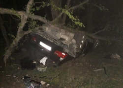  Два человека погибли в автокатастрофе с элитной иномаркой на Ставрополье