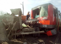 Семь человек пострадали при столкновении "КамАЗа" и электрички на Ставрополье