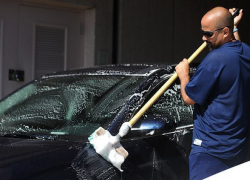 Автомойщик угнал машину девушки и попал в ДТП