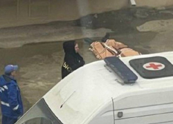 Женщина выпала из окна многоквартирного дома в Михайловске