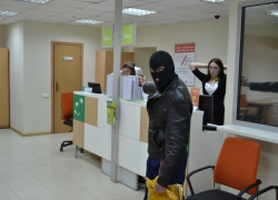 В Минеральных Водах грабитель среди бела дня ограбил банк и ушел восвояси