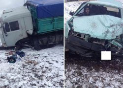 На Ставрополье столкнулись "КамАЗ" и "ВАЗ": трое в больнице