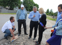 «Общественники не позволяют класть асфальт по лужам и снегу», — Тимофеева