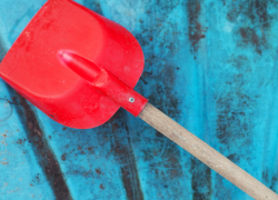 Житель Ставрополья избил знакомого лопатой