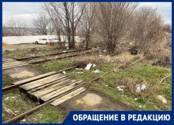 Заваленный мусором ж/д переезд в Ставрополе возмутил горожан 
