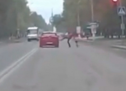 «Два дебила - это сила»: пешеход с ребенком прыгнул на двигавшийся автомобиль на Ставрополье