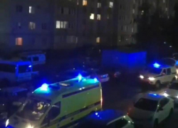 Четырехлетняя девочка оперлась на москитную сетку и выпала из окна многоэтажки в Ставрополе