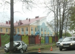 Водитель легкового автомобиля в Пятигорске врезался в дерево