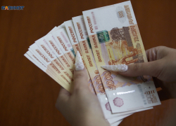 В каких сферах зарплаты на Ставрополье внезапно пробили сотню тысяч рублей