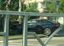 Черная «Ауди» влетела в дерево на перекрестке в центре Ставрополя