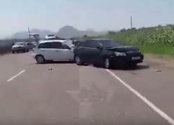 Первые мгновения после масштабного столкновения 10-ти машин на Ставрополье попали на видео
