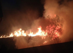 Крупный пожар разгорелся после ДТП с мотоциклом под Ставрополем 