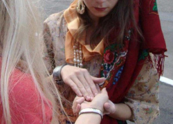 Ставропольчанка  украла у 19-летней девушки золотые украшения и деньги под предлогом снятия порчи 