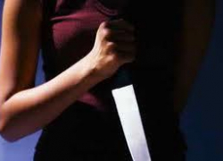 Женщина заколола насмерть своего супруга канцелярскими ножницами