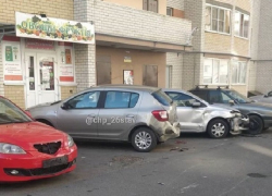 «Недоброе утро»: неизвестный лихач протаранил припаркованные у многоэтажки иномарки в Ставрополе 