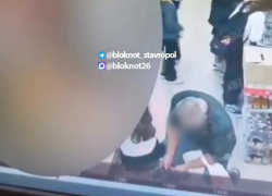 Извращенец снимал школьницу под юбкой в магазине в Ставропольском крае