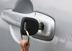 Мужчина угнал автомобиль, пока хозяин ремонтировал дом