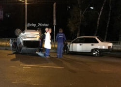 «Калина» столкнулась с ВАЗ-2199 и перевернулась из-за взорвавшегося колеса в Ставрополе 