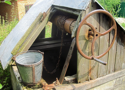 На Ставрополье женщина полезла в колодец за мобильным и задохнулась от запаха мусора