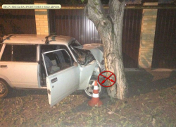 Водитель без прав на автомобиле снес забор дома на Ставрополье