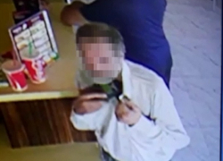 Подозрительный посетитель унес под рубашкой платежный терминал из кафе в Кисловодске и попал на видео