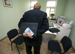 Житель Ставрополя дал взятку инспектору УФМС для фальсификации данных