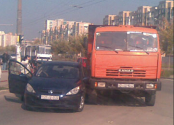 На Ставрополье КамАЗ столкнулся с 4 легковушками